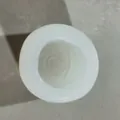 Primo piano di uno stampo in silicone bianco a forma di rosa per ghiaccio e decorazioni - 1 Pollice Rosa