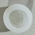 Vista dettagliata dall'alto che mostra i petali di rosa all'interno dello stampo in silicone - 2 Pollici Rosa