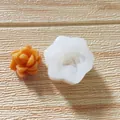 Detailansicht einer Rosenblüten-Silikonform und eines orangefarbenen Duftpflasters. - Blumenform / 5.8x5.6cm