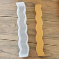Vue détaillée d'un moule à bougie en silicone ondulé et d'une bougie jaune finie - Style Point Perlé / Géométrique 4