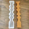 Comparaison d'un moule en silicone ondulé blanc et d'une bougie parfumée jaune. - Motif de Vagues / Géométrique 3