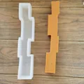 Gros plan sur un moule à bougie en silicone et un échantillon de bougie parfumée. - Style Bande Géométrique / Géométrique 2