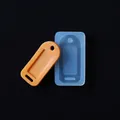 Dettaglio di uno stampo in silicone azzurro e targhetta in resina arancione su nero - Stampo Etichetta Rettangolare Foro Rotondo Singolo (7#)