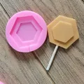 Dettaglio dello stampo in silicone esagonale rosa e del lecca-lecca su legno - Esagono Piccolo