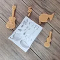 Weiße Silikonform mit Musikinstrumenten wie Gitarre und Violine sowie fertige Harzfiguren - Musikinstrumentenform / 11.5x9.7x1.2cm