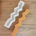 Vue détaillée du moule à bougie en silicone zigzag et du bâton de cire avec gravure classique - Style Marche Zigzag / Géométrique 1