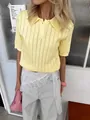 Vista dettagliata di una polo in maglia giallo pallido con righe verticali traforate - Taglia S / Top / Giallo