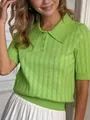Primo piano di una polo in maglia traforata verde con righe verticali e colletto. - Taglia S / Top / Verde