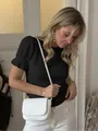 Schwarzes Kurzarm-Strickoberteil für Damen, getragen von einem Modell in Innenräumen - Schwarz