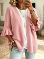 Detail van de zachte gebreide textuur en ruchesmouwen van dit roze vest voor dames - S / Tops / Roze