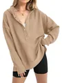 Vue détaillée d'un sweat à capuche côtelé kaki pour femme avec boutons et coupe ample - Kaki