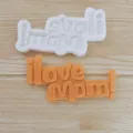 Detailed macro view showing the 'I love Mom!' silicone mold and its orange fondant topper - ILOVEMOM Style