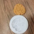 Vista macro detallada del molde de silicona blanca y el producto de pan de queso de imitación - Redondo Poco Profundo