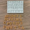 Vista macro dettagliata dello stampo in silicone per lettere maiuscole con risultati in fondant - Lettere Maiuscole con Puntini (2#)