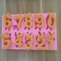 Detalle de un molde de silicona rosa para números 0-9 con bonitos lazos naranja - Estilo Lazo