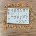 Stampo in silicone bianco per lettere maiuscole con esempi di fondente arancione - Lettere Maiuscole a Righe (1#)