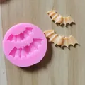 Primo piano dettagliato di uno stampo in silicone rosa a forma di pipistrello con figure - Pipistrello