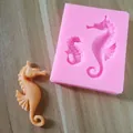 Dettaglio ravvicinato dello stampo in silicone rosa con cavalluccio in fondente arancione - Cavalluccio marino
