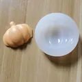 Vista dall'alto di uno stampo in silicone traslucido e zucca finita artigianale - Zucca