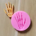 Dettaglio dello stampo in silicone a mano di scheletro rosa e pezzo in resina - Palmo dello Scheletro