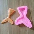 Vista dettagliata dello stampo in silicone coda di sirena rosa con trama a scaglie - Mermaid Skirt