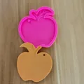 Detailansicht einer rosa apfelförmigen Silikonform und des fertigen Harzgusses - Apfel