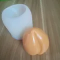 Dettaglio dello stampo in silicone a forma di pesca 3D con modello di frutto in gesso - Taglia L