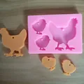 Moule en silicone avec poule et poussins et pièces finies en résine orange sur bois - Poule