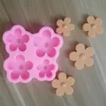 Gros plan d'un moule en silicone fleur rose à 4 cavités avec décorations florales - Forme de Fleur à 4 Cavités et 5 Pétales / Rose