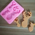 Détail du moule en silicone rose avec des formes de renne pour pendentifs DIY - Élan