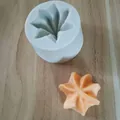 Detail einer sternförmigen Silikonform mit einem fertigen orangefarbenen Zuckerwürfel - Hexagonales Sternenspiral (Stil 2) / 2