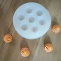 Detailansicht der weißen Silikonbackform mit 8 Spiralmulden für Pralinen und Gebäck - 8-Loch Spiralmuster (Stil 1) / 1