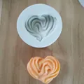 Vista dettagliata di uno stampo in silicone a cuore e del suo prodotto a cuore arancione. - 6