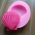 Gedetailleerde weergave van een schelp siliconen mal met een roze fondant eindproduct - Waaier Schelp / Roze