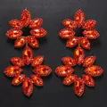 Große Ohrhänger in Blumenform mit leuchtend orangen Strasssteinen auf schwarzem Grund - Vergoldet (Rot) / 5 cm breit