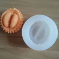 Vue détaillée du moule en silicone durian avec un produit fini orange en forme de fruit - 3 Pouces