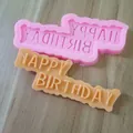 Vue détaillée du moule à gâteau en silicone Happy Birthday montrant la texture du texte - Lettres Joyeux Anniversaire (1#) / Style 1