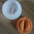 Détail d'un moule en silicone en forme de durian montrant la texture de la cire orange finie - 2 Pouces