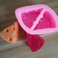 Detailweergave van roze kaasvormige siliconen mal met afgewerkte was of harsdelen - 1