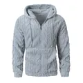 Gedetailleerde weergave van de zachte kabelgebreide fleece op een grijze herenhoodie - S / Tops / Lichtblauw