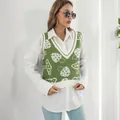 Primer plano detallado de un chaleco de punto verde con patrón de jacquard de setas. - S / Tops / Verde claro