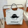 Sac cabas en nylon gris avec broderie artistique de femme et poignées à damier noir et blanc - Gris Clair - Femme au Chapeau à Voile