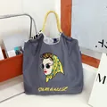Grand sac cabas en nylon gris avec broderie de femme en dessin animé et anses jaunes - Gris Foncé - Foulard Jaune