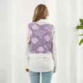 Vista posterior detallada de un chaleco de punto morado con estampados de setas blancas - Púrpura