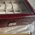 Dettaglio della scatola per orologi in pelle di coccodrillo bordeaux con vetro - Motivo coccodrillo con serratura a barra / 12-slot / Borgogna