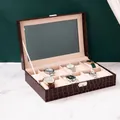 Eleganter Uhrenkasten aus braunem Leder mit Krokoprägung und Sichtfenster - 12 Fächer / Braun