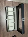 Scatola porta orologi in pelle nera motivo coccodrillo con 6 scomparti e coperchio - Motivo Semplice (Interno Grigio/Serratura Quadrata) / 6 Scomparti / Nero