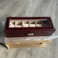 Elegante scatola porta orologi in pelle bordeaux con motivo coccodrillo e 6 posti - Motivo coccodrillo (Serratura a barra) / 6 Scomparti / Borgogna