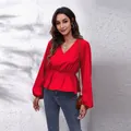 Elegante rote Chiffon-Bluse mit V-Ausschnitt, Laternenärmeln und Schößchen-Detail - S / Oberteile / Rot