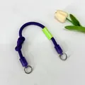 Correa de nailon trenzado morado ajustable con anillas metálicas y etiqueta verde - Cuerda Corta Anudada a Mano / Púrpura